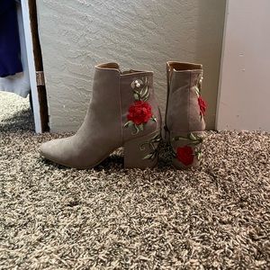 Little booties with embroidered roses